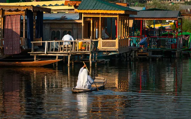 Houseboats and a shikara on Dal Lake