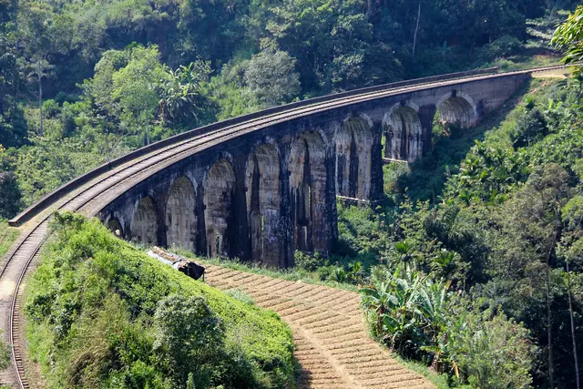 A train route over the Nine Arch Bridge in Ella, among green hills